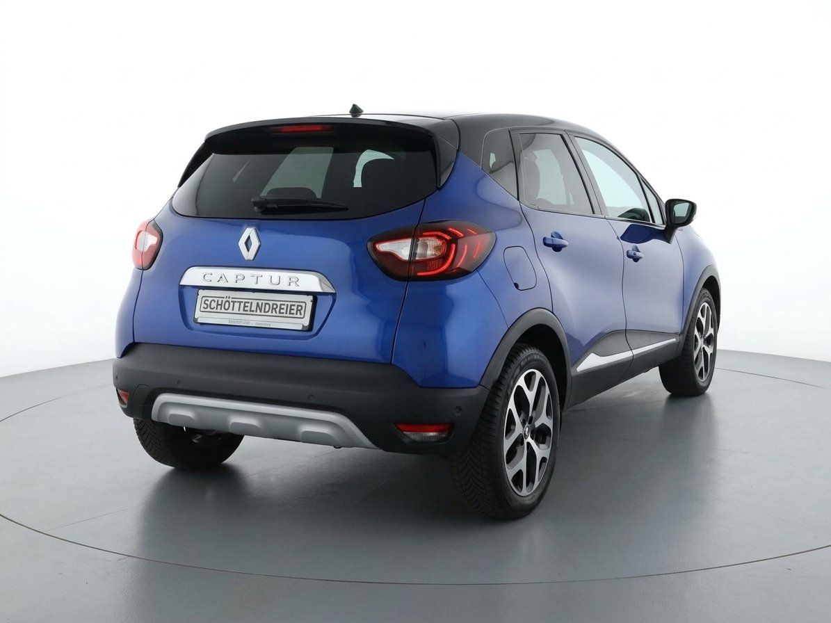 Renault Captur in Blau, Heckansicht mit Kennzeichenhalter