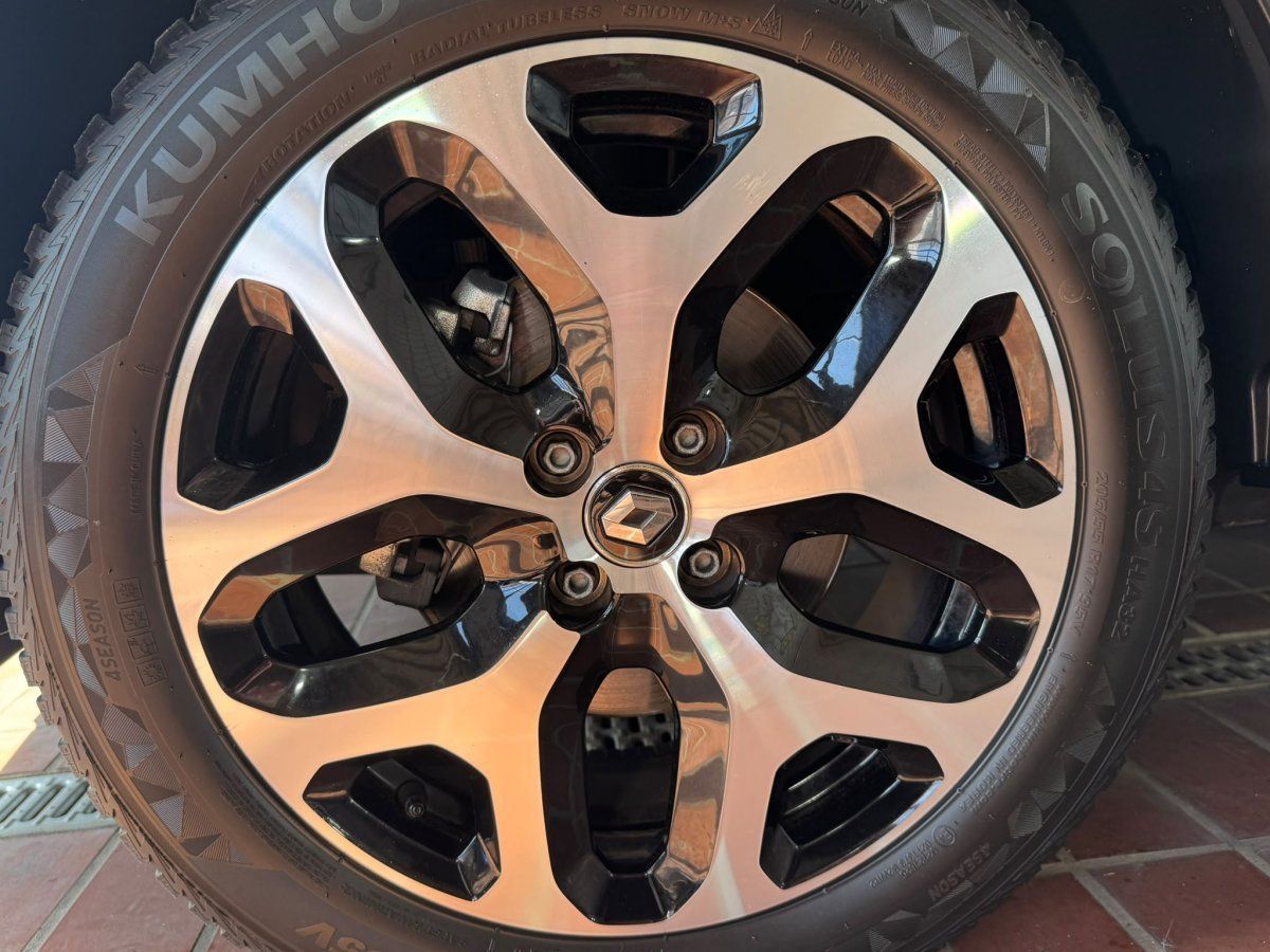 Nahaufnahme Leichtmetallfelge mit Kumho Reifen am Renault