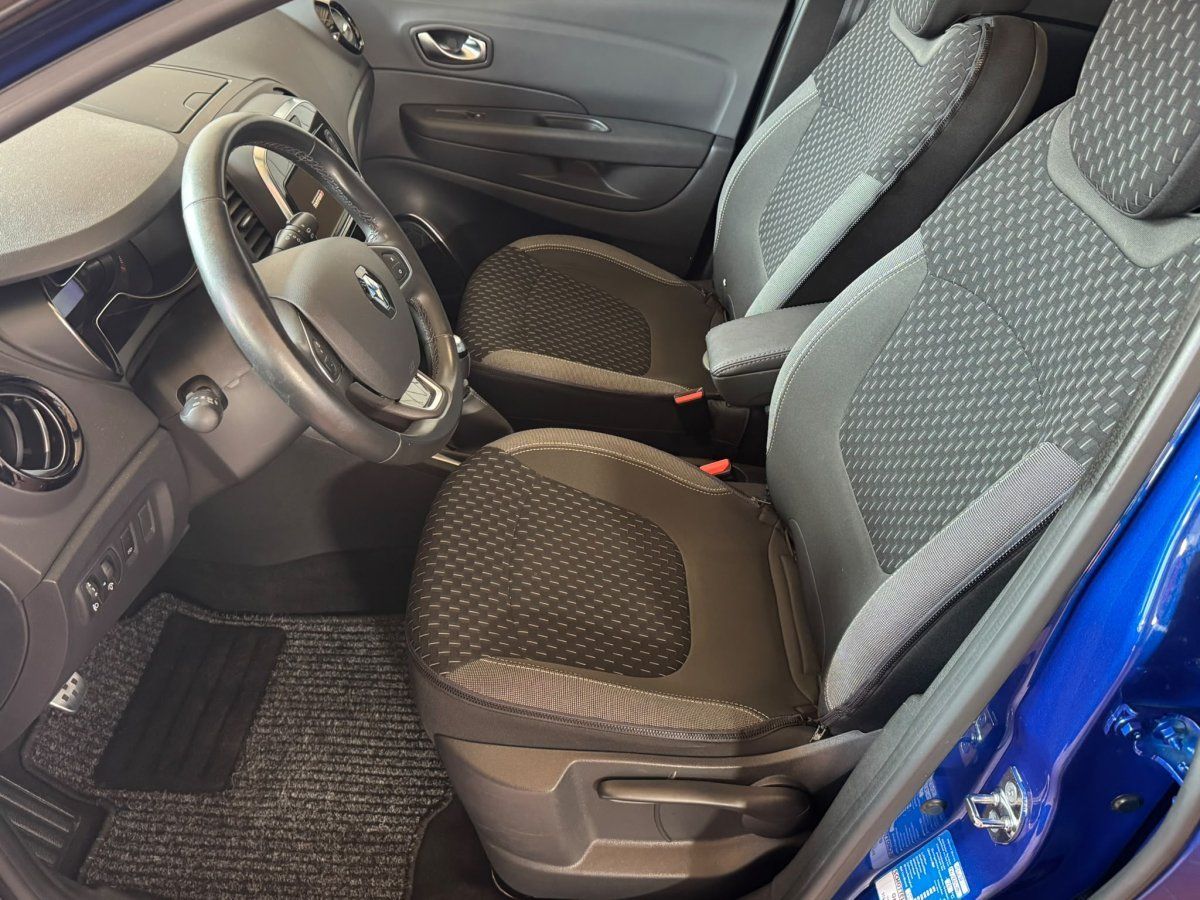 Renault Captur Innenraum – Vordersitze und Lenkrad in Blau