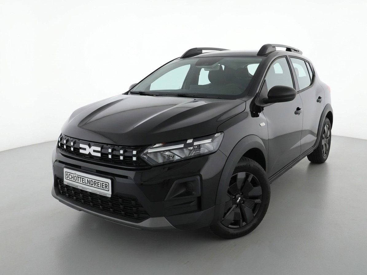 Dacia Duster SUV in Grau - Frontansicht mit schwarzen Felgen und Dachreling