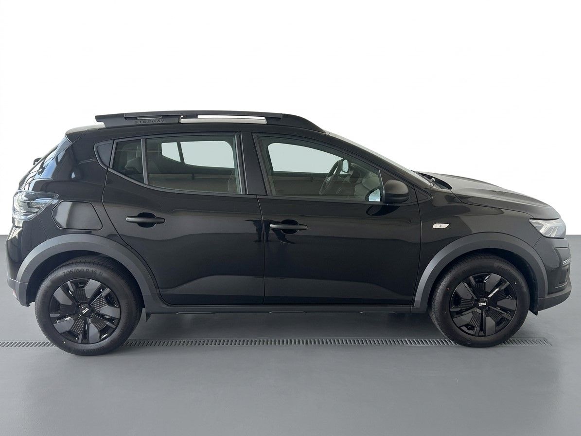 Dacia Duster SUV in Grau - Seitenansicht links mit schwarzen Felgen und Dachreling