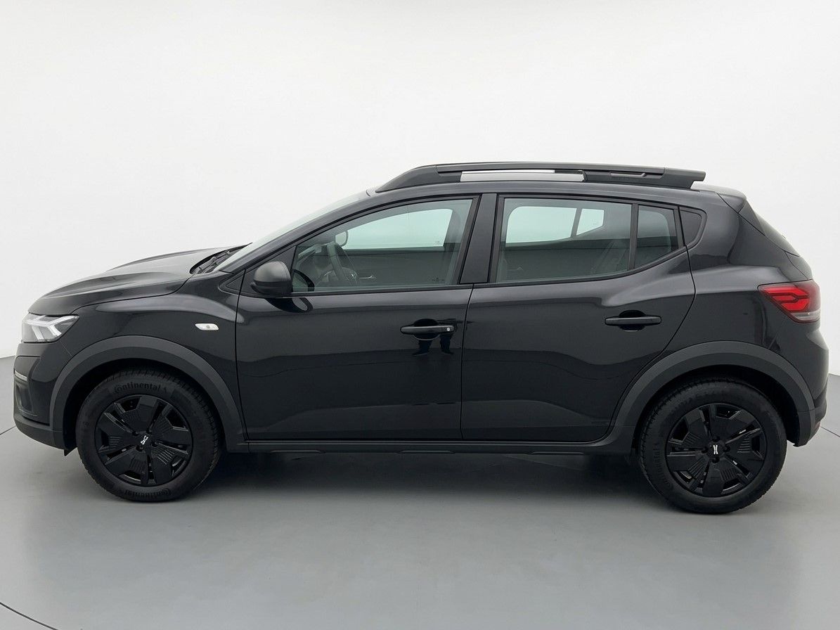 Dacia Duster SUV in Grau - Seitenansicht rechts mit schwarzen Felgen und Dachreling