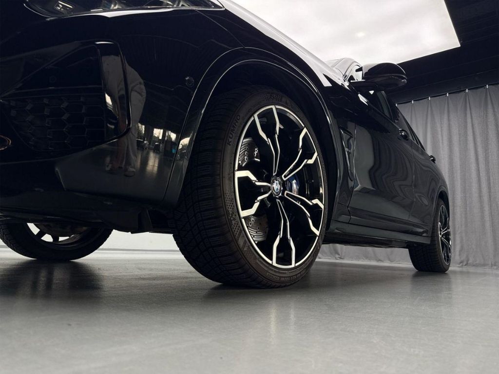 BMW X3 M schwarz Nahaufnahme Felge und Bremssattel Detailansicht