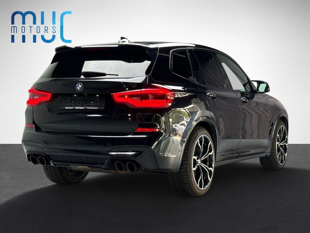 BMW X3 M schwarz Heckansicht mit Sportauspuff und Alufelgen