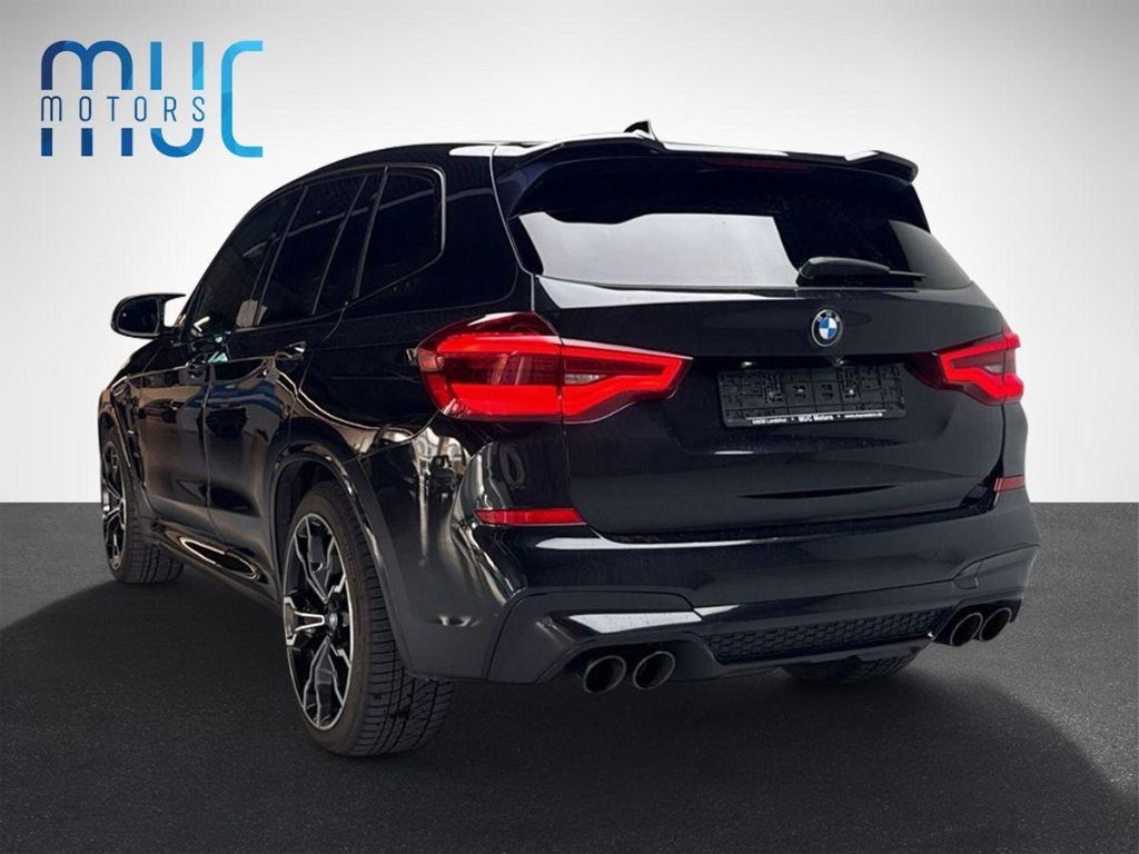 BMW X3 M schwarz von hinten mit Sportauspuff und Alufelgen