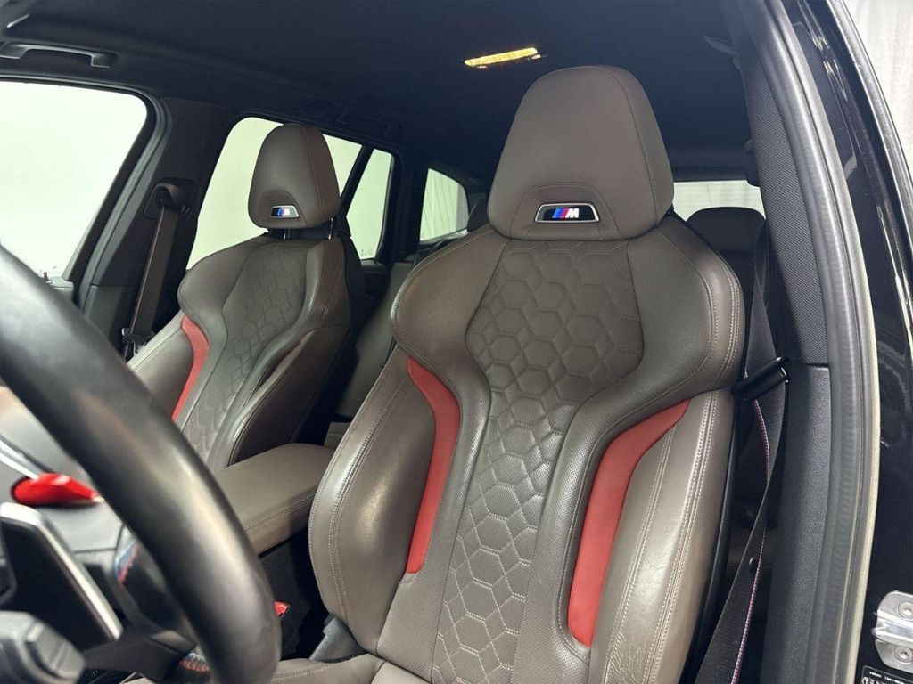 BMW X3 M Innenraum Sportsitze Leder mit roten Akzenten