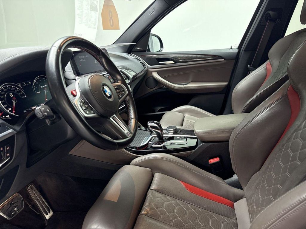 BMW X3 M Innenraum mit Lederausstattung und Cockpit