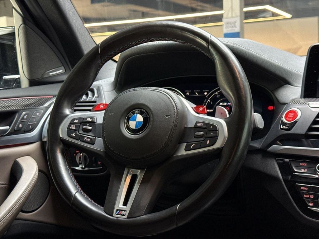 BMW X3 M Lenkrad und Cockpit mit M Logo Detailansicht