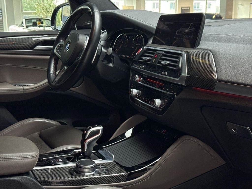 BMW X3 M Innenraum Cockpit mit Lenkrad und Carbon-Optik
