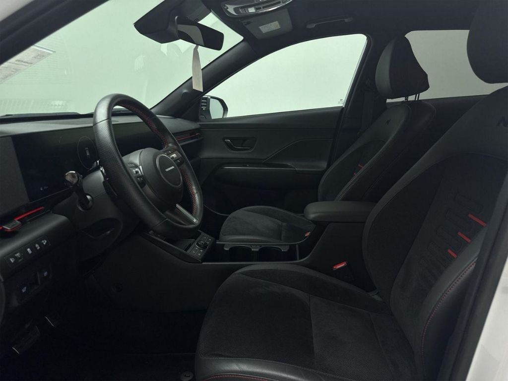 Innenraum mit schwarzen Sportsitzen und Lenkrad, Fahrerperspektive