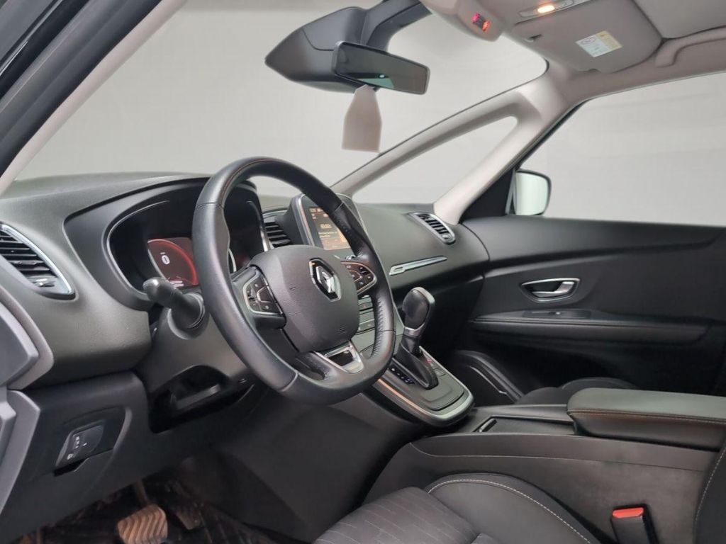 Renault Scenic Innenraum mit Lederlenkrad und Cockpit Ansicht