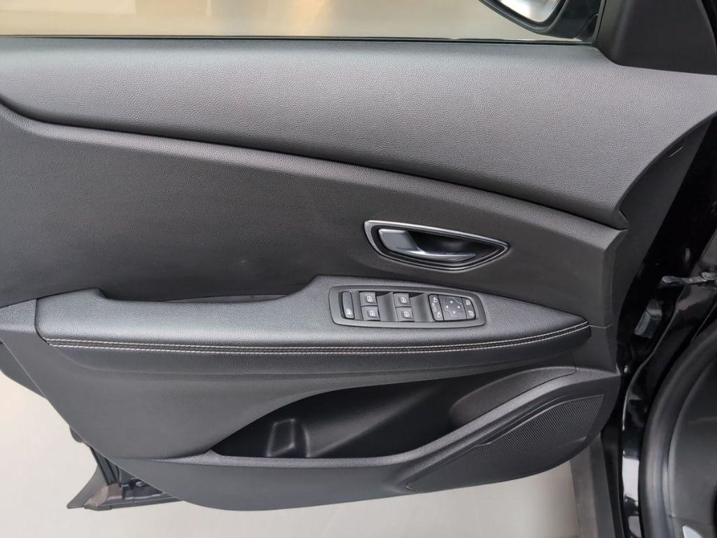 Fahrertür innen mit Fensterheber und Bedienelementen im Detail