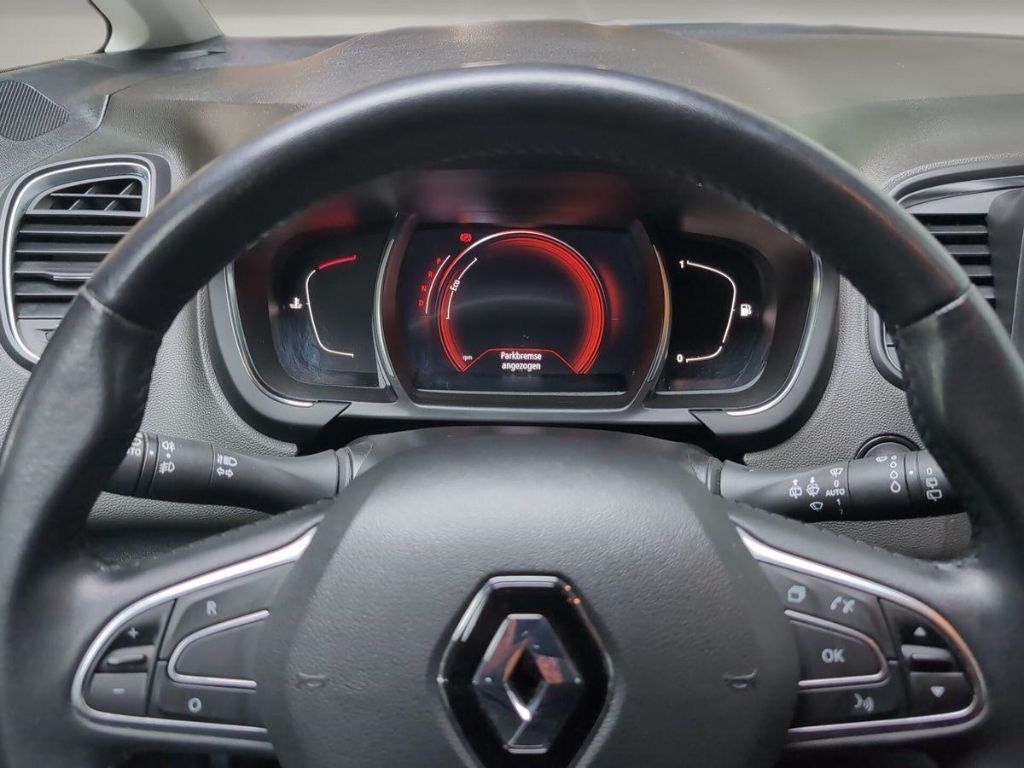 Renault Cockpit Lenkrad und Tacho mit Parkbremse-Anzeige