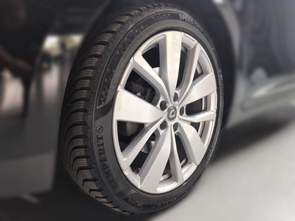 Renault Leichtmetallfelge mit Semperit Winterreifen Nahaufnahme
