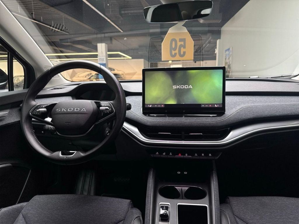 Skoda Innenraum mit Lenkrad, Cockpit und Infotainment-Display