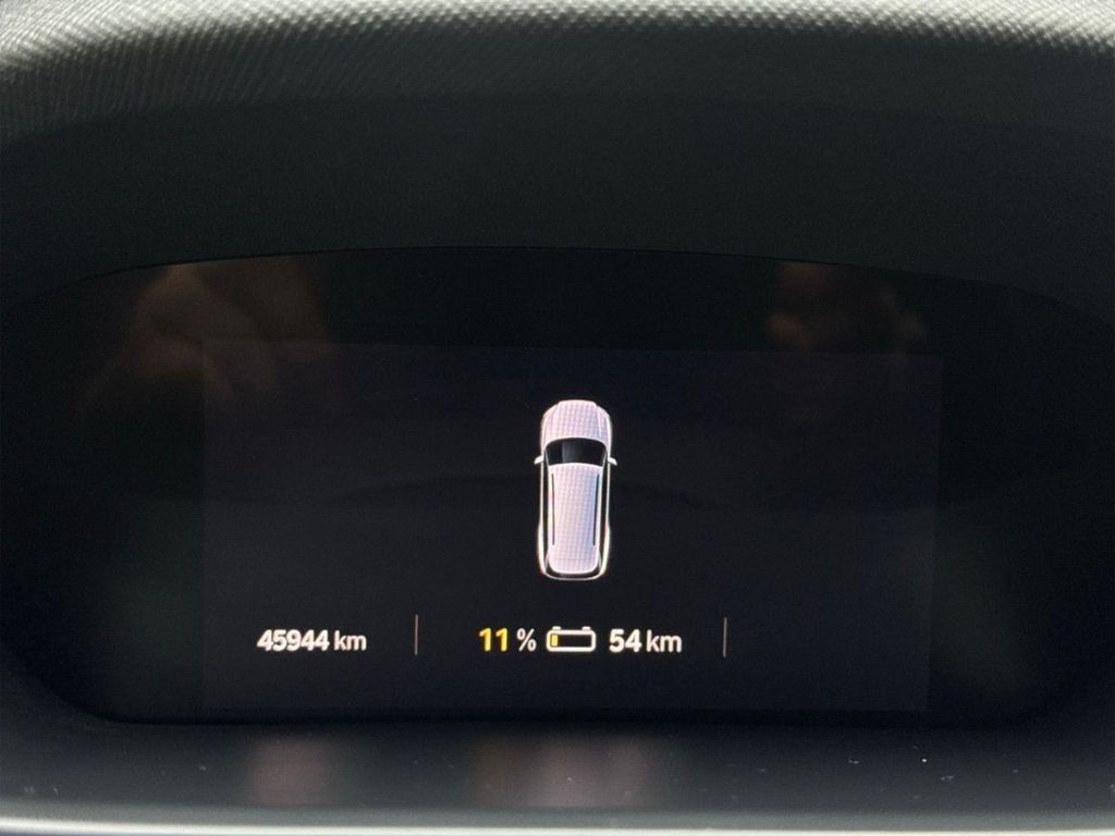 Bordcomputer Anzeige Kilometerstand und Batteriestatus im Fahrzeug