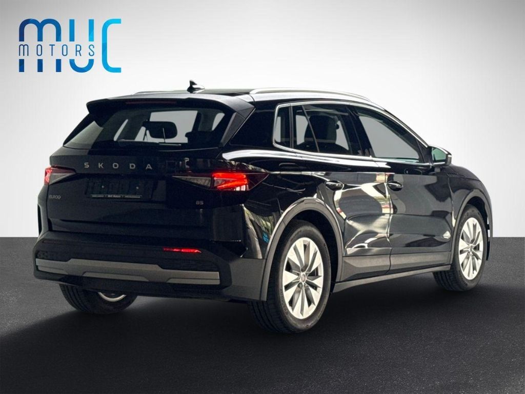 Skoda Enyaq schwarz Heckansicht Elektro-SUV mit Alufelgen