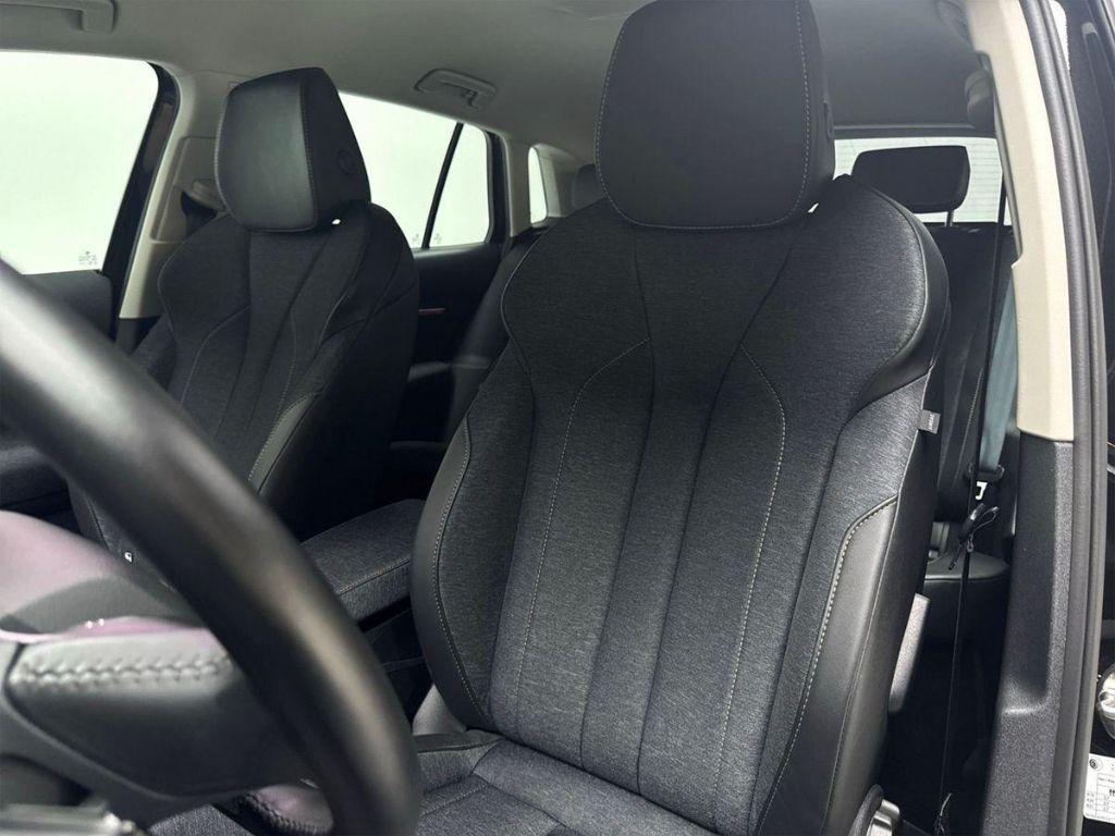 Vordersitze mit schwarzem Stoff-Leder-Bezug im Fahrzeuginnenraum