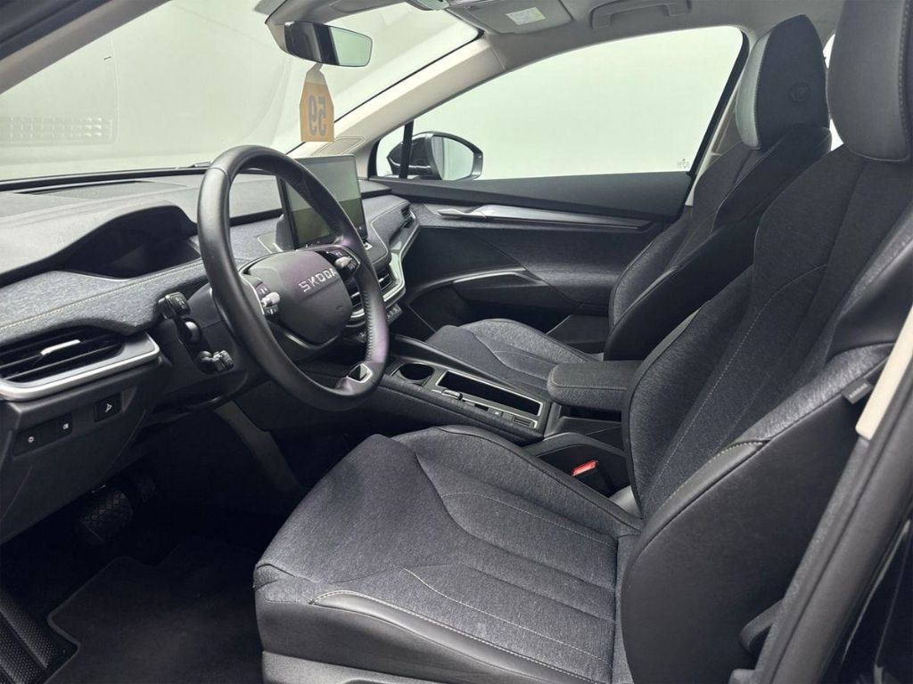 Skoda Innenraum mit Cockpit, Lenkrad und Vordersitzen