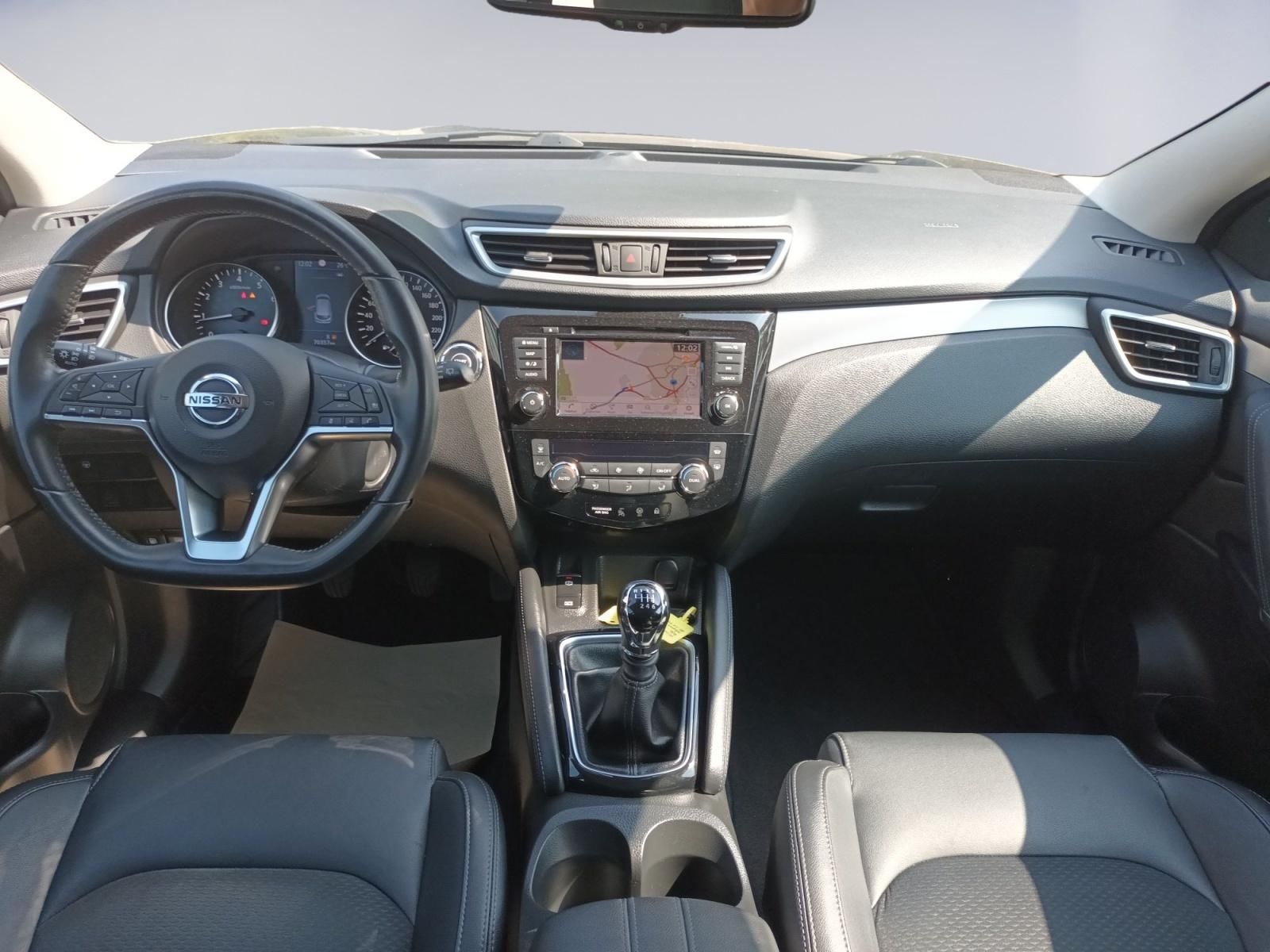Nissan Qashqai Cockpit mit Navigationssystem und Schaltgetriebe