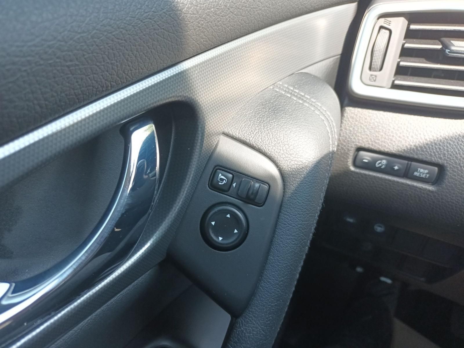 Nissan Qashqai Innenraum Detail Türverkleidung und Bedienelemente