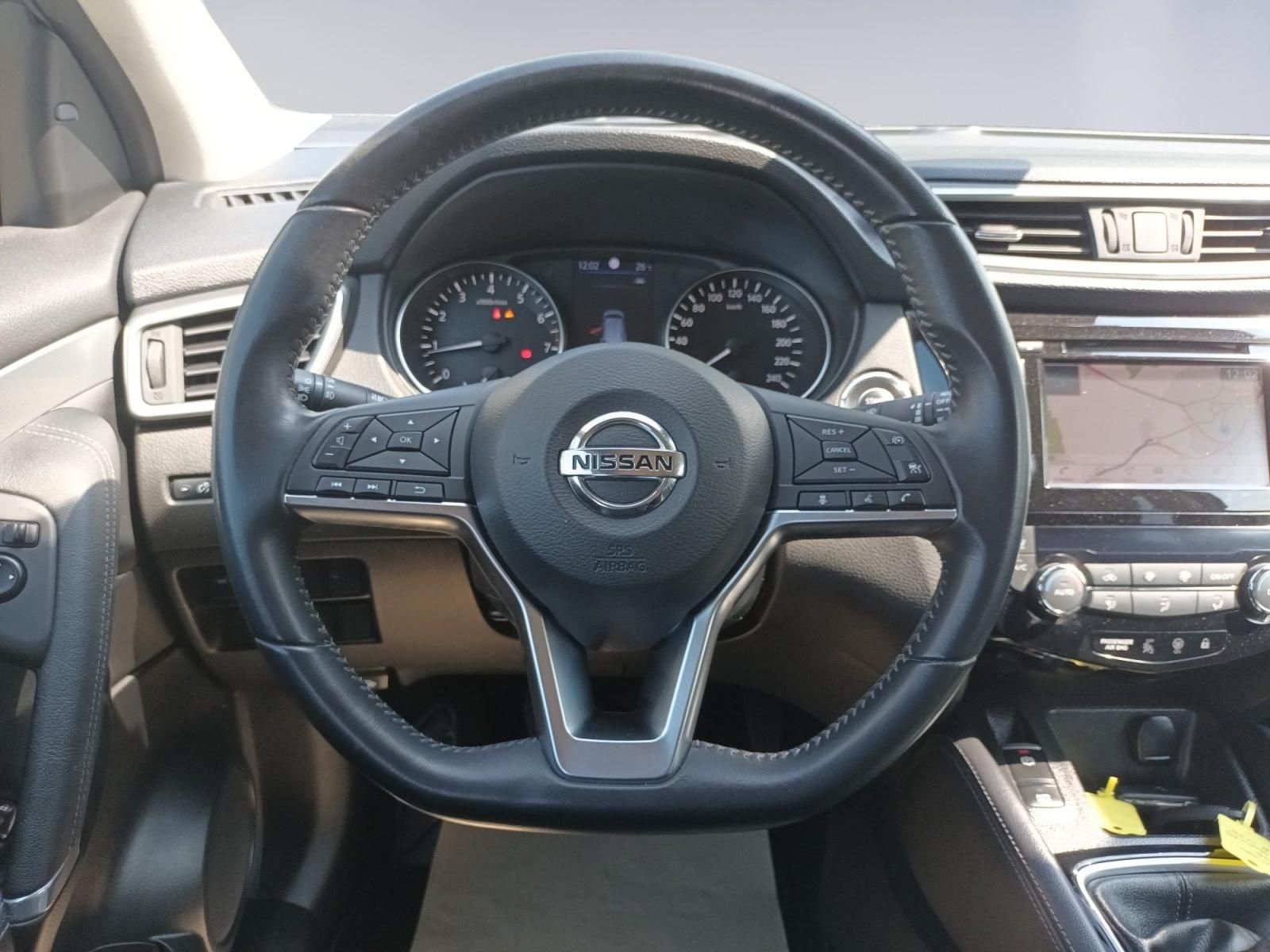Nissan Innenraum Lenkrad mit Multifunktionstasten und Cockpit