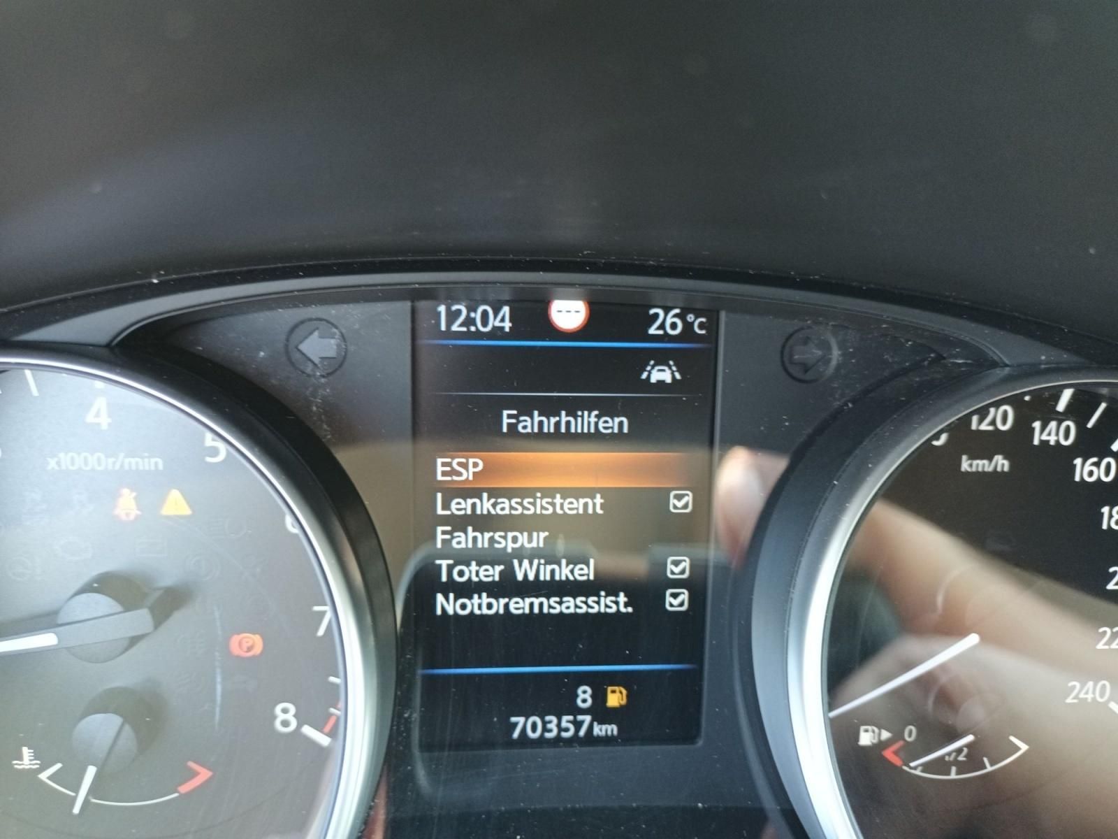 Nissan Tacho mit Fahrhilfen-Anzeige und Kilometerstand 70357 km