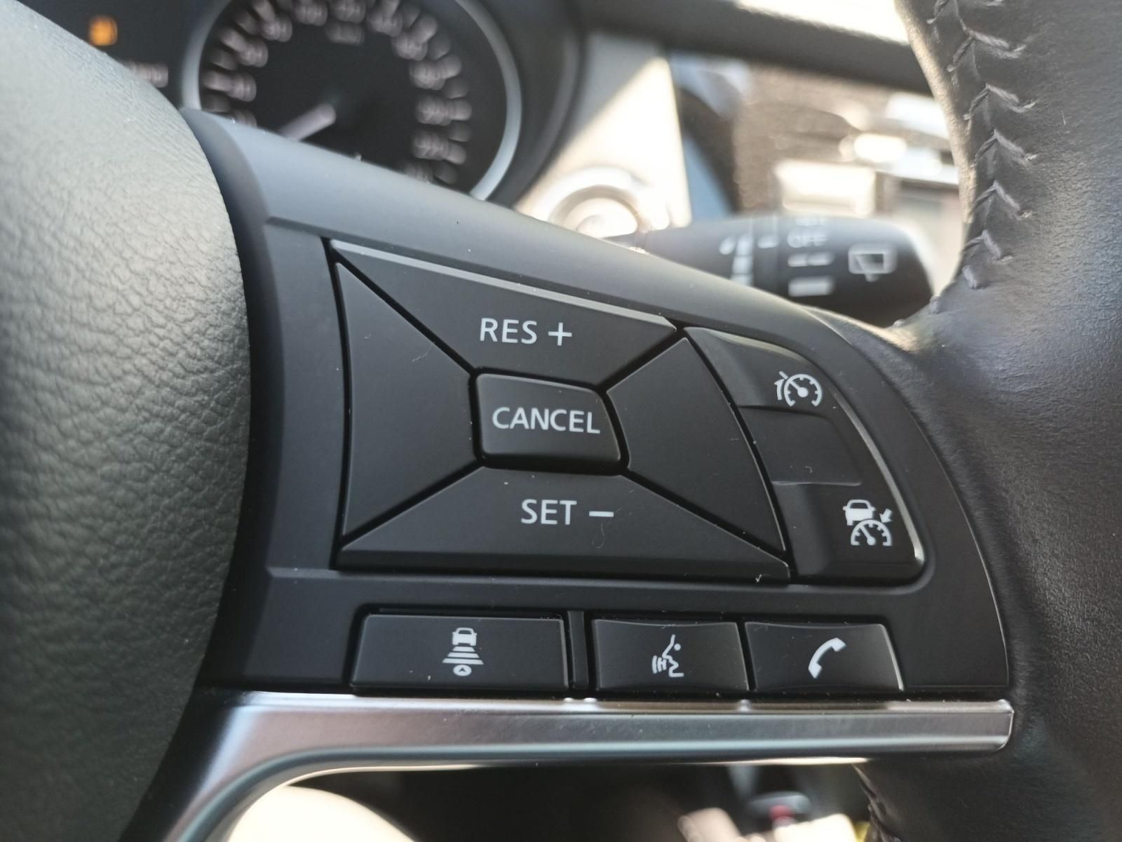 Lenkradbedienelemente mit Tempomat und Sprachsteuerung im Nissan Innenraum