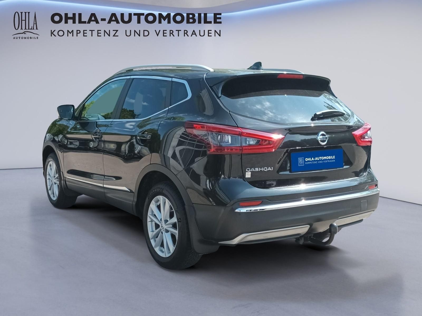 Nissan Qashqai schwarz Heckansicht mit Anhaengerkupplung bei OHLA Automobile