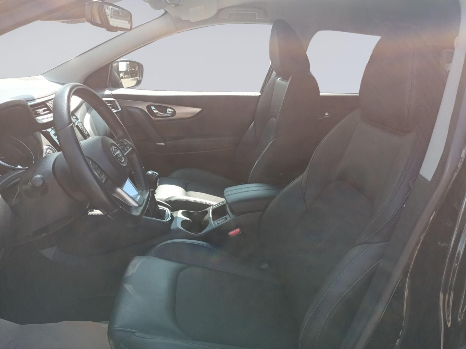 Nissan Qashqai Innenraum Vordersitze und Cockpit im Detail