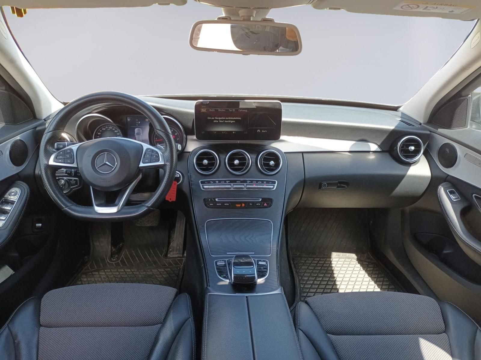 Mercedes-Benz Cockpit Innenraum mit Lenkrad und Navigationsdisplay