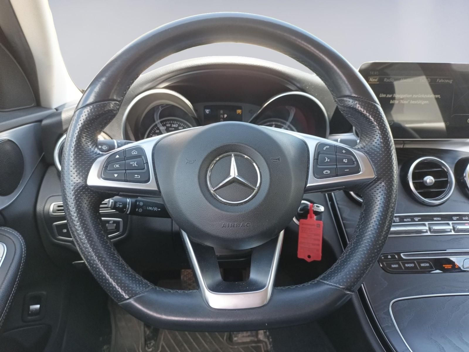 Mercedes-Benz Lenkrad mit Multifunktionstasten und Airbag Ansicht
