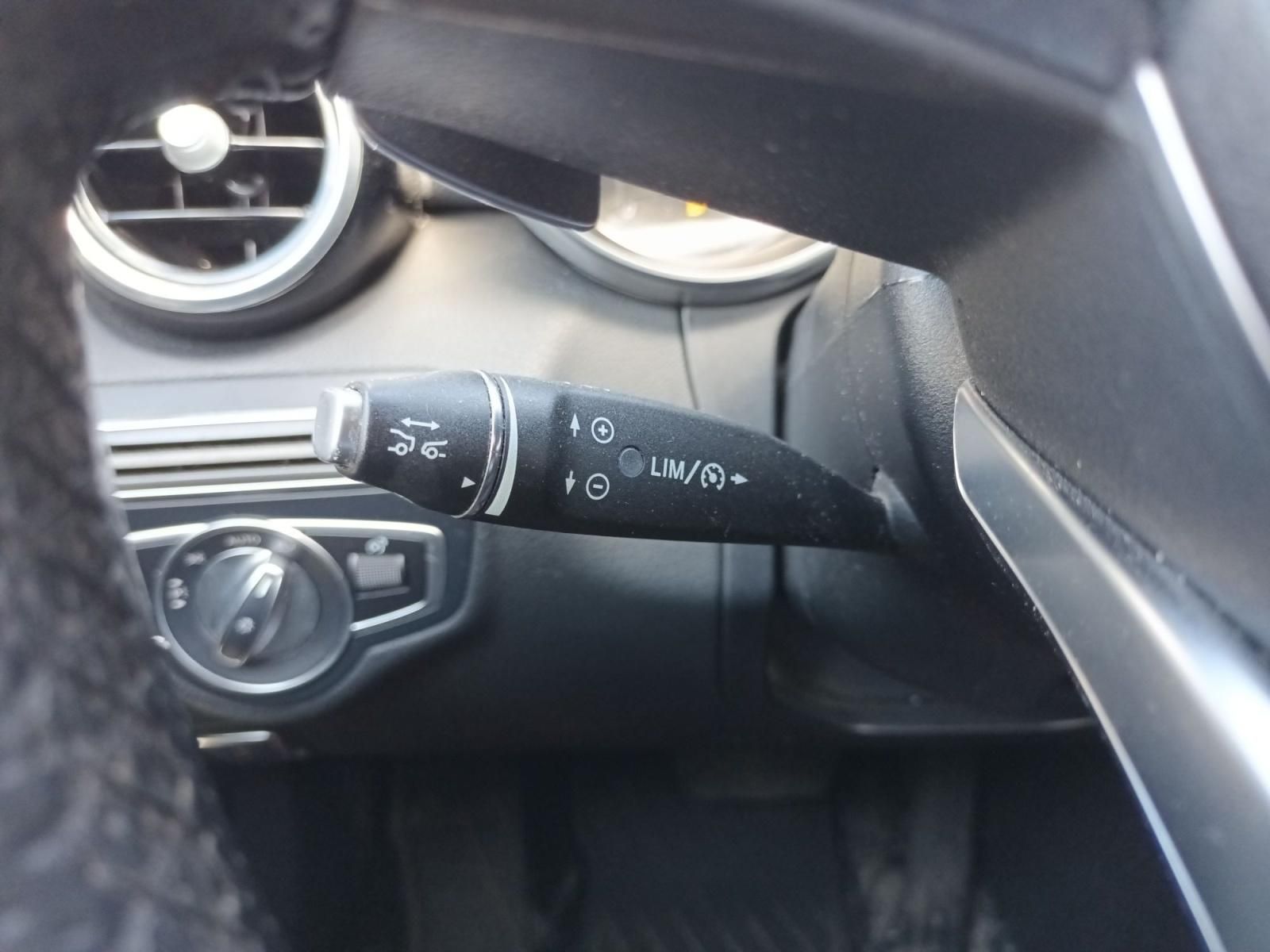 Mercedes-Benz Innenraum Detail, Tempomat-Hebel am Lenkrad