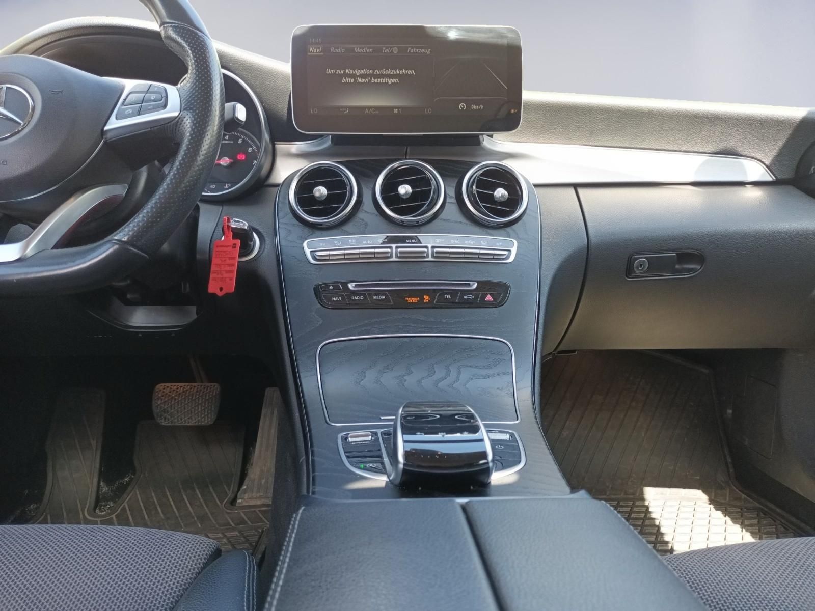 Mercedes-Benz Cockpit mit Navigationssystem und Mittelkonsole