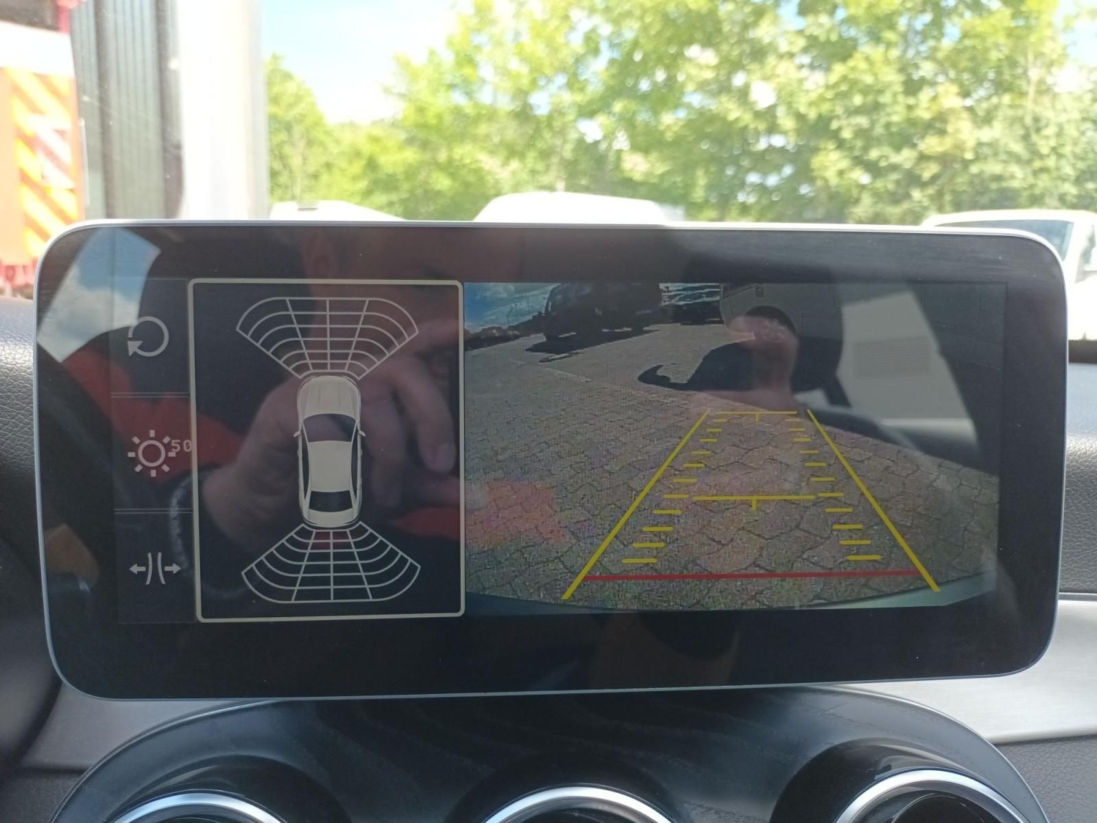 Mercedes-Benz Rückfahrkamera Display mit 360-Grad-Ansicht im Innenraum