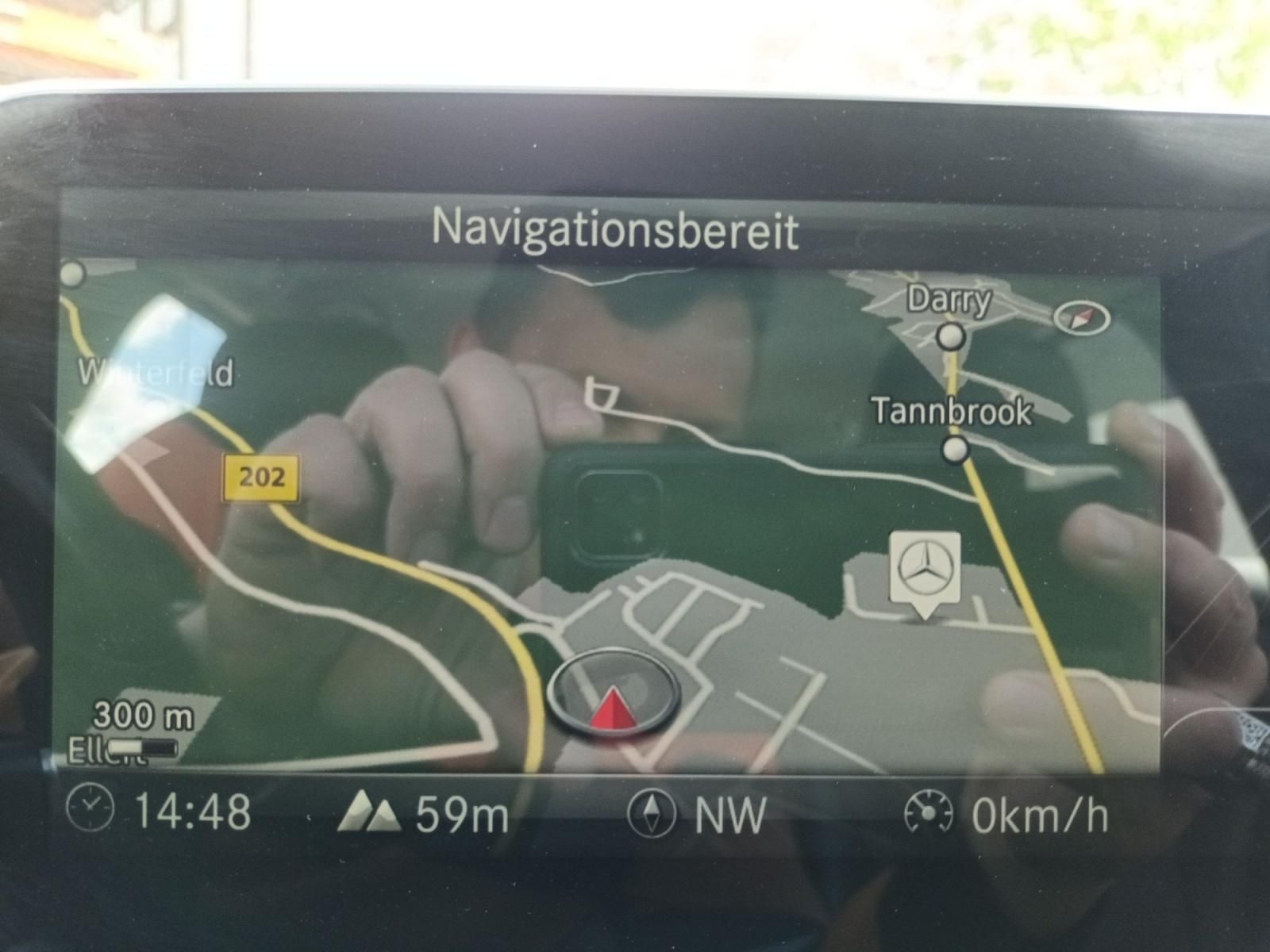 Navigationssystem Mercedes-Bildschirm mit Kartenansicht im Fahrzeug