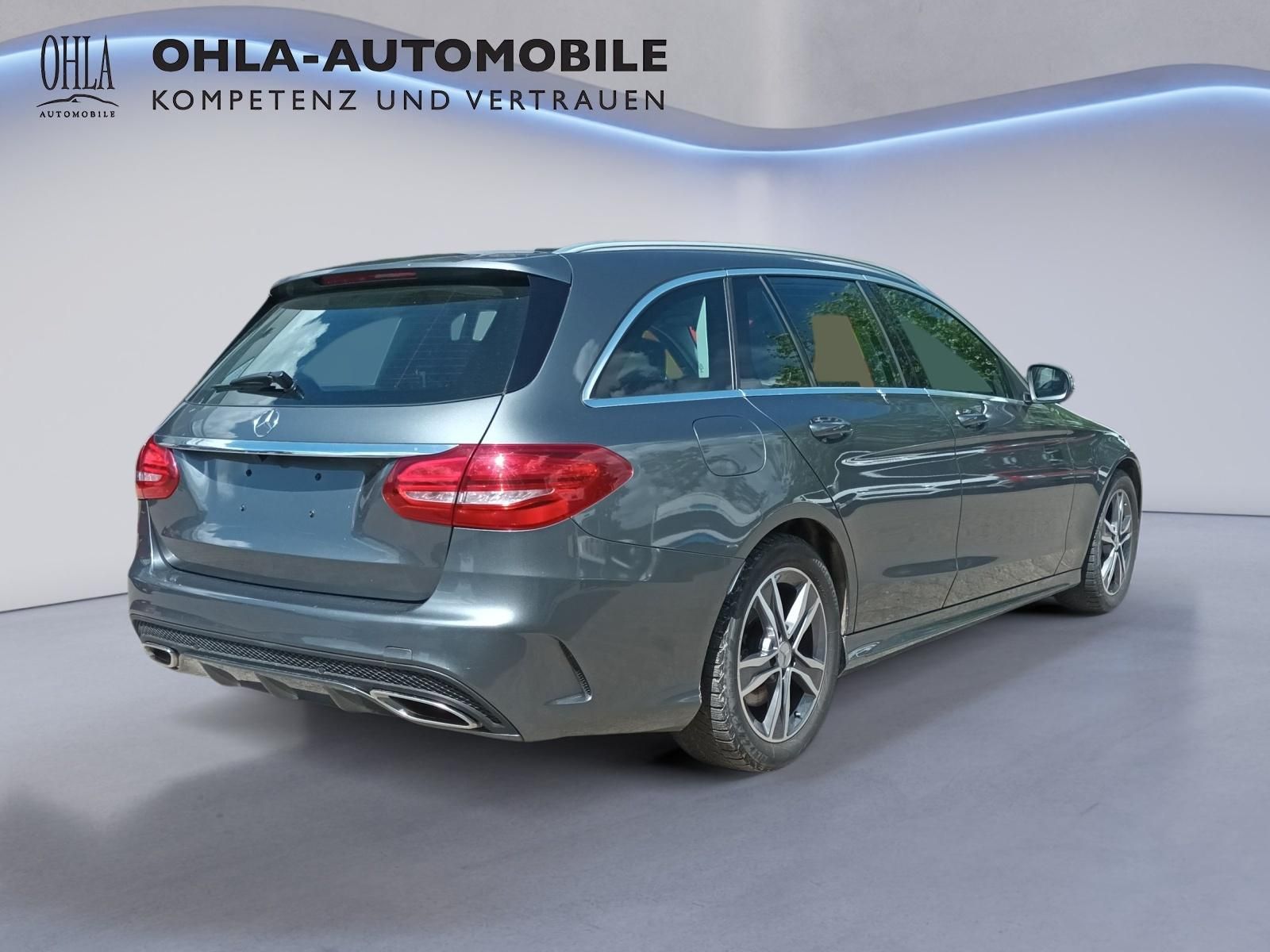 Mercedes-Benz C-Klasse Kombi Grau, Seiten-Heckansicht mit Alufelgen