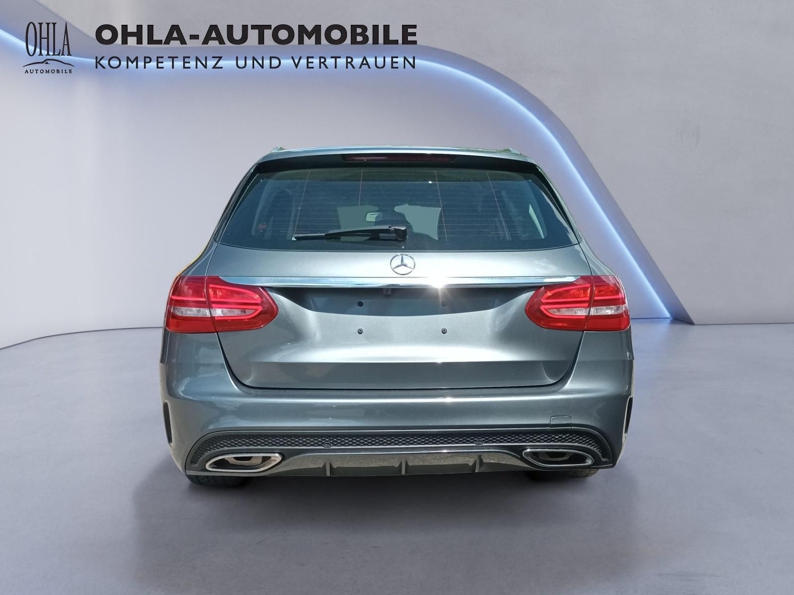 Mercedes-Benz C-Klasse T-Modell in Grau, Heckansicht im Studio