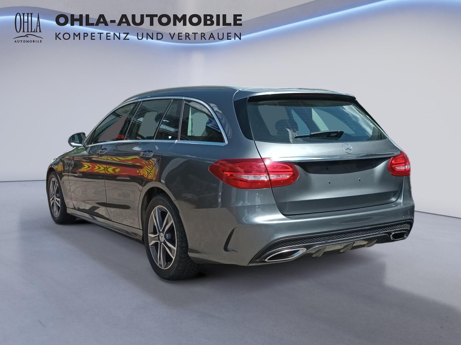 Mercedes-Benz C-Klasse T-Modell Grau, Heckansicht seitlich im Studio