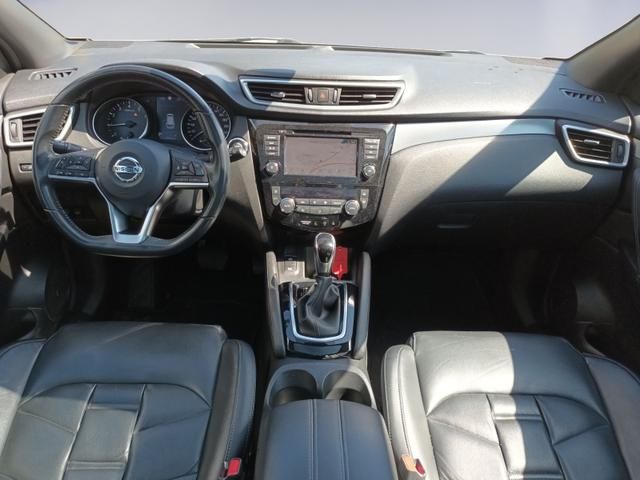 Nissan Qashqai Innenraum mit schwarzem Lederlenkrad und Navigationssystem