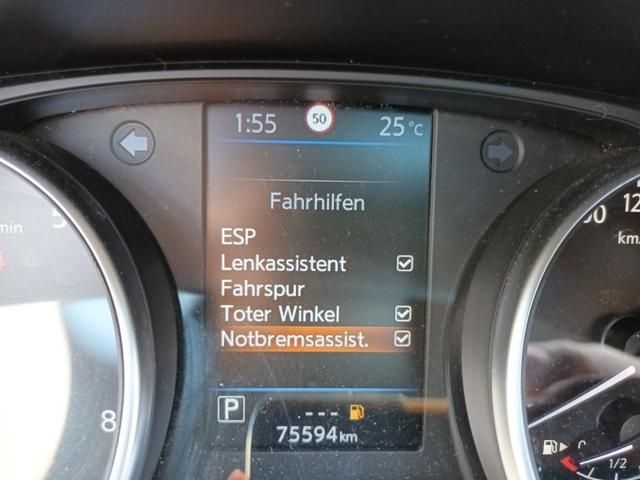 Nahaufnahme Bordcomputer mit Fahrhilfen-Anzeige und Kilometerstand