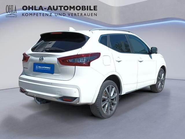 Nissan Qashqai weiß, Heckansicht schräg, im Studio fotografiert
