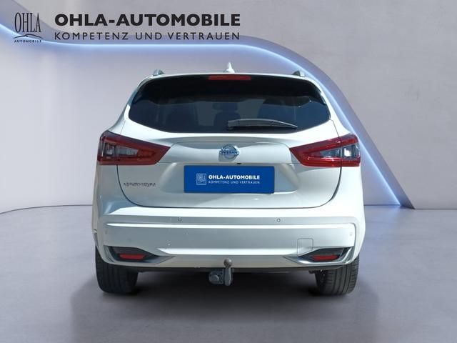 Nissan Qashqai weiß, Heckansicht frontal mit Anhängerkupplung