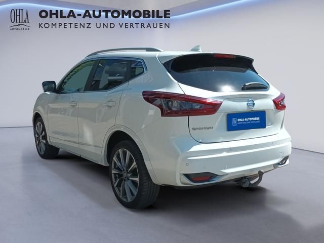 Nissan Qashqai weiß Heckansicht mit Anhängerkupplung
