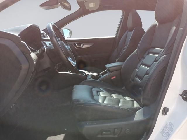 Fahrzeuginnenraum mit schwarzen Lederschalensitzen und Cockpit, Vordersitze