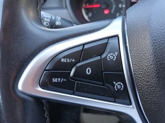Lenkradbedienung mit Tempomat-Tasten im Dacia Duster