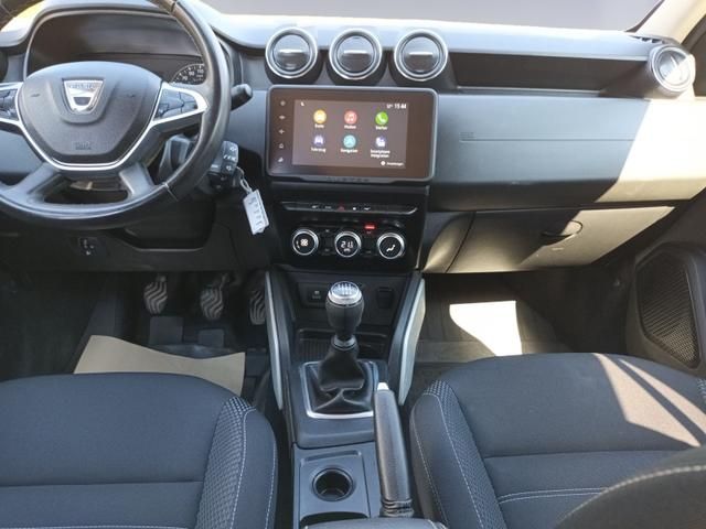 Dacia Duster Innenraum mit Cockpit, Touchscreen und Schaltgetriebe
