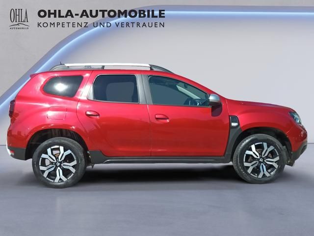 Dacia Duster rot Seitenansicht mit Dachreling und Alufelgen