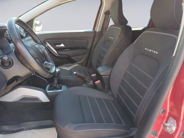 Dacia Duster Innenraum mit Vordersitzen und Schaltung