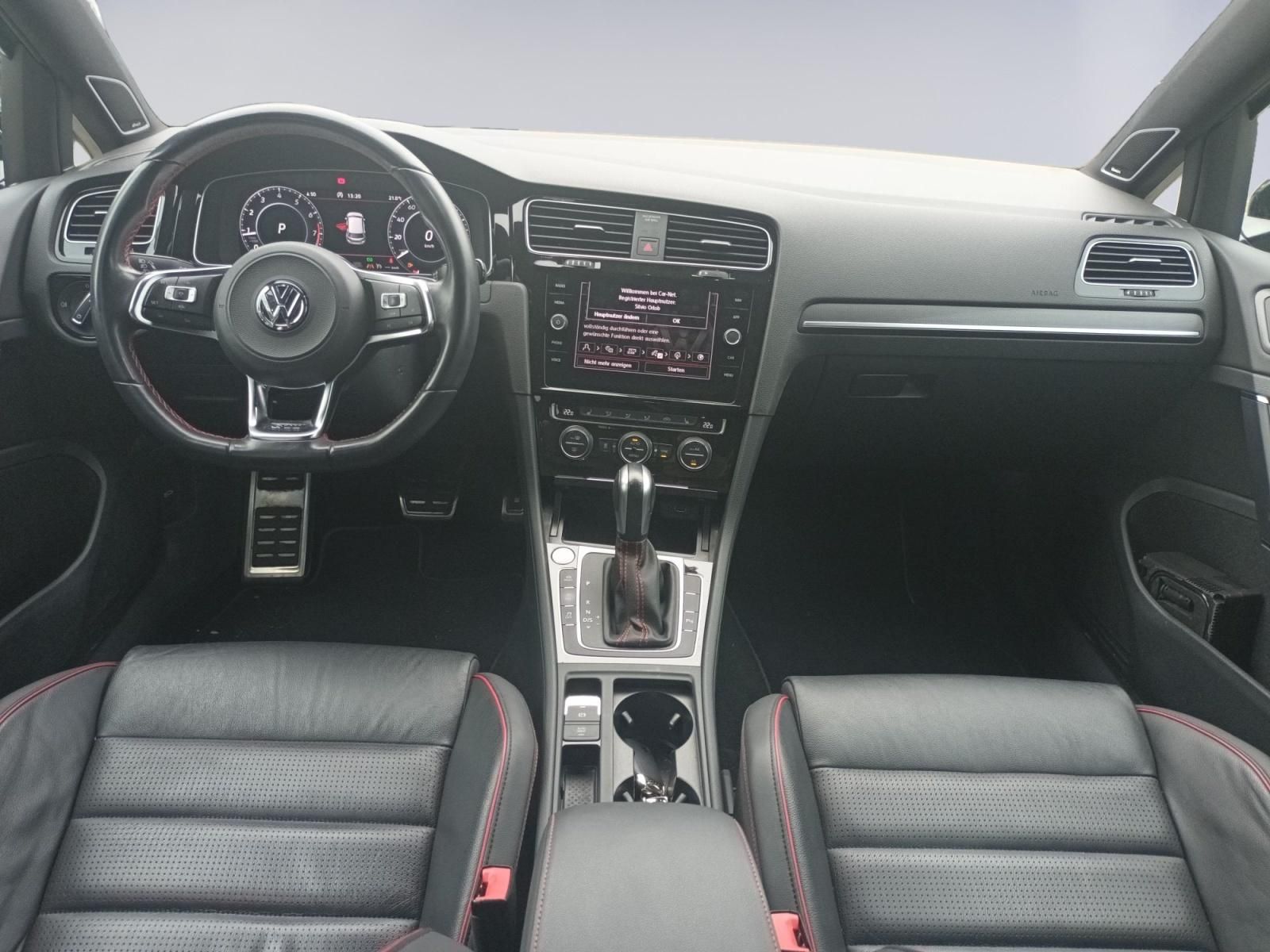 VW Golf GTI Innenraum mit schwarzen Ledersitzen und Sportlenkrad